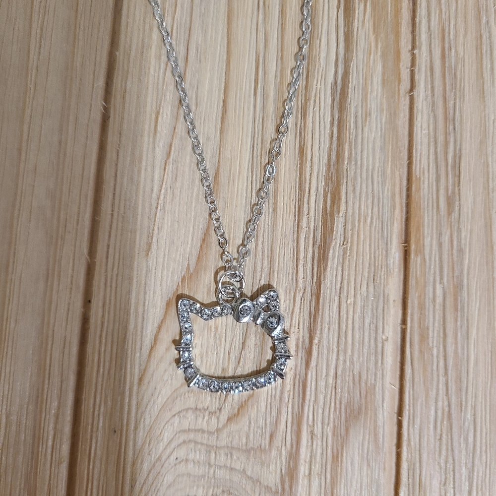 💜💜NEW💜💜PRECIOUS!! HELLO KITTY NECKLACE in SILVER 💜💜 - Picture 5 of 9